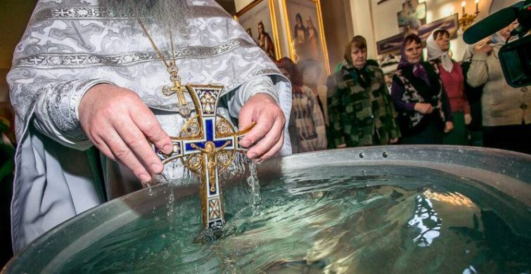 Воду на Крещение можно взять в сочельник 18 января, так же как и 19 января, в день праздника itemprop=