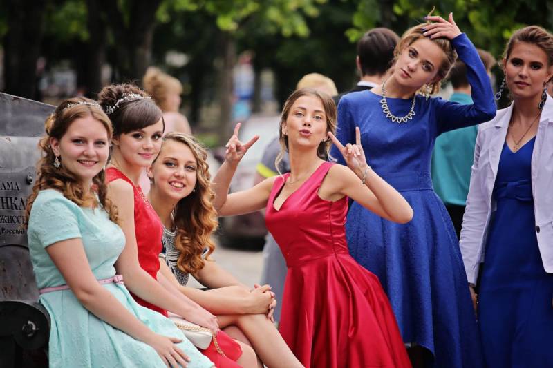Новинки и модные цвета платьев на выпускной в 2022 году можно узнать из фото