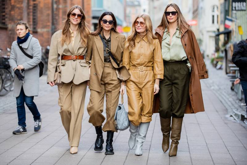 Как модно одеваться осенью: модные осенние образы 2021 в коричневом