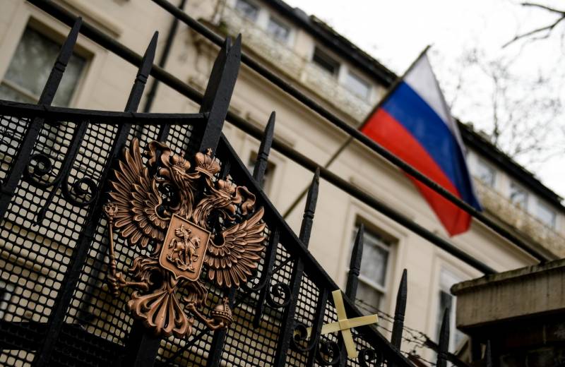 Как закрытие консульств повлияет на жизнь россиян