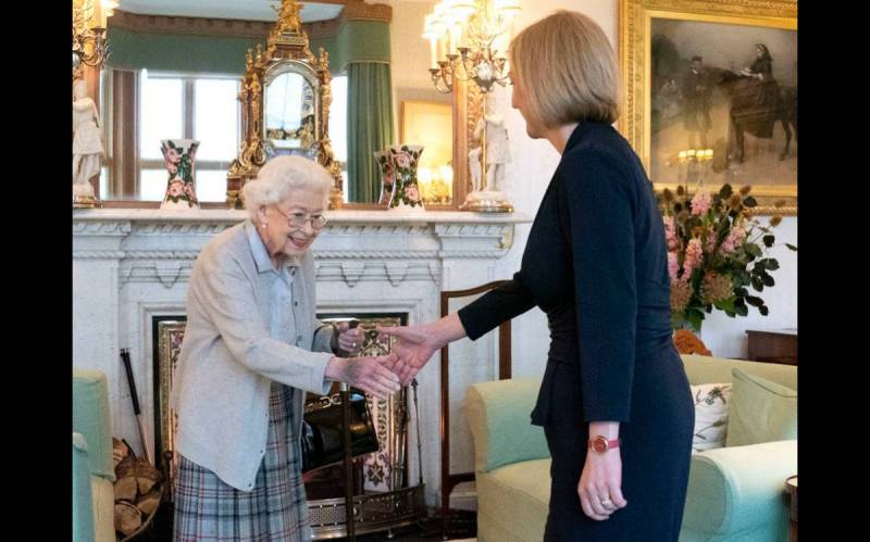 Огромный синяк на руке Елизаветы II вызвал много вопросов у журналистов Newsweek