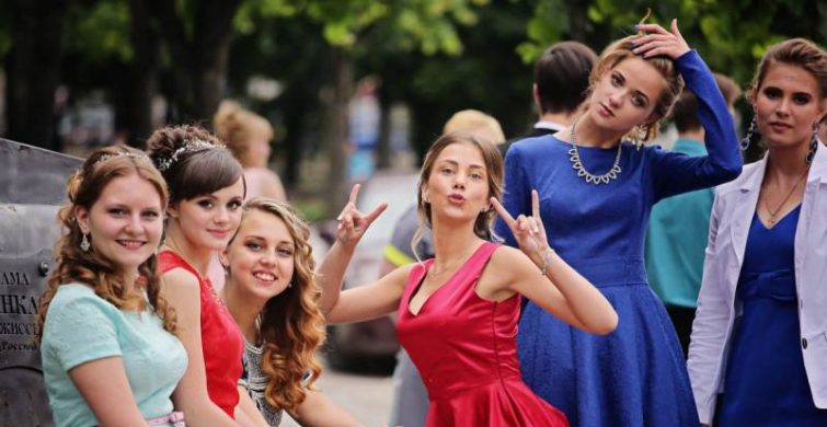 Новинки и модные цвета платьев на выпускной в 2022 году можно узнать из фото itemprop=