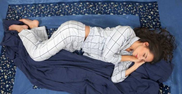 Ученые определили, что сон в пижаме способствует размножению микробов и может навредить здоровью