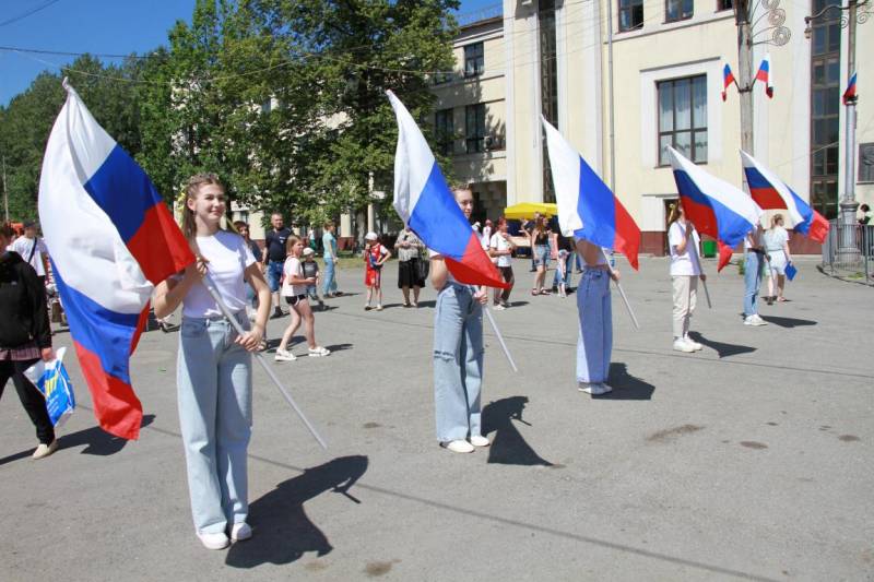 Поздравить близких с Днём Флага России 22 августа можно в стихах и прозе