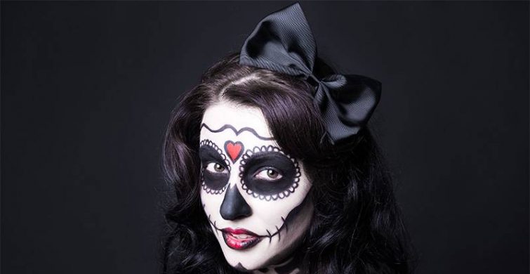 Страшный и привлекательный макияж на Хэллоуин можно создать своими руками itemprop=