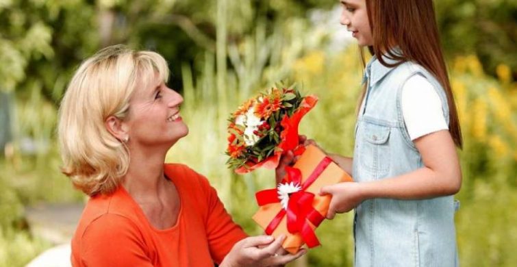 Что подарить на День матери 2021 года самому близкому человеку в мире, чтобы порадовать и приятно удивить itemprop=
