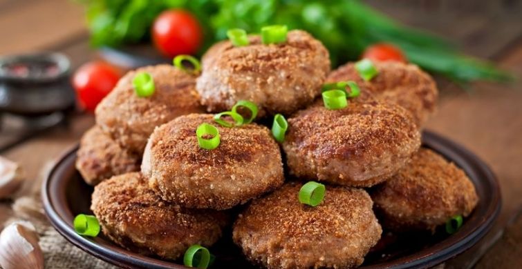 Простые хитрости, которые помогут пожарить вкусные котлеты itemprop=