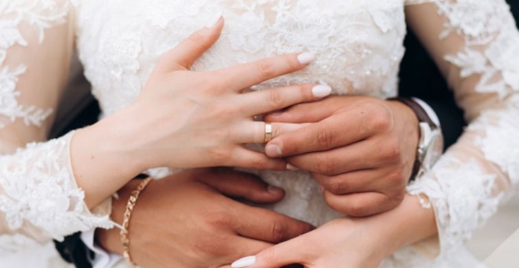 Почему мужу и жене надо постоянно носить обручальные кольца itemprop=