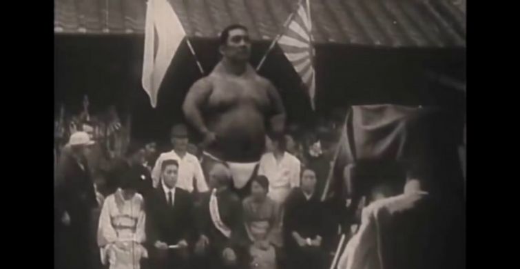 Старое видео с японским великаном: что это за существо? itemprop=