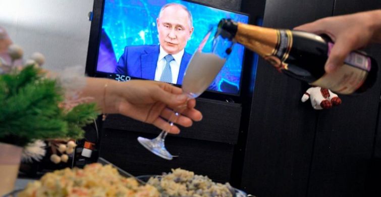 Владимир Путин согласился сделать 31 декабря всероссийским выходным днем itemprop=