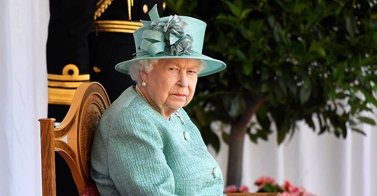 Королева Елизавета II может подать в суд на своего внука, принца Гарри itemprop=