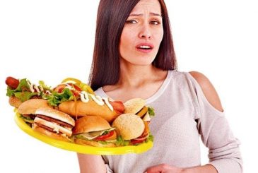 Пищевое отравление: что категорически нельзя делать, когда нужно вызывать скорую и как помочь до ее приезда