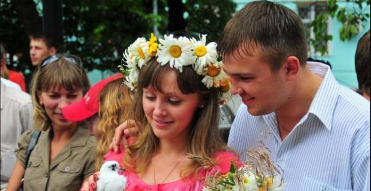 День любви, семьи и верности 8 июля 2023 года, приметы на семейное счастье, какой древний ритуал провести на суженого, традиции Руси