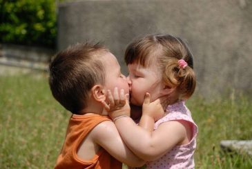 Всемирный день поцелуя отмечают 6 июля 2024 года: красивые поздравления, картинки и гифки