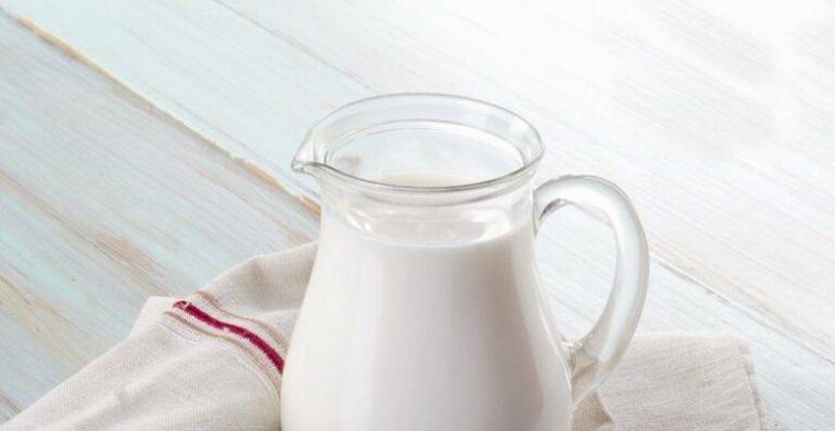 Дедовский способ поможет сохранить деревенское молоко, чтобы не скисло itemprop=