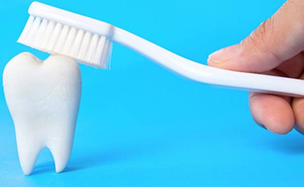 Врачи обновили правила чистки зубов itemprop=