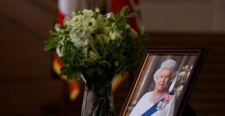 Мир прощается с Елизаветой II: в Лондоне проходит траурная церемония прощания с королевой itemprop=