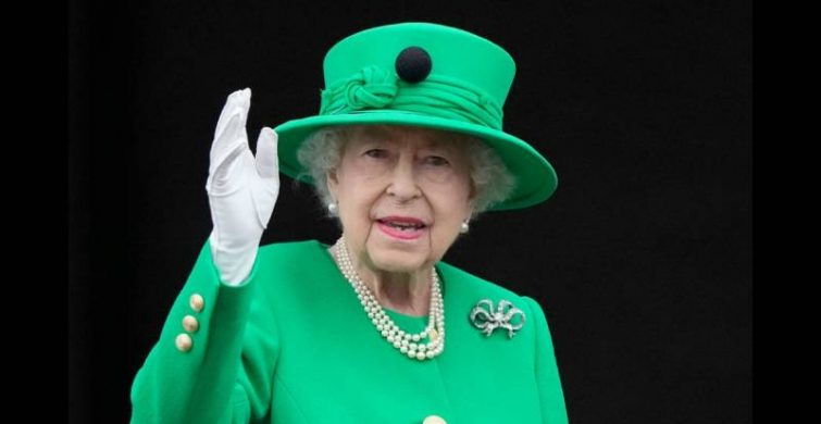 Огромный синяк на руке Елизаветы II вызвал много вопросов у журналистов Newsweek itemprop=