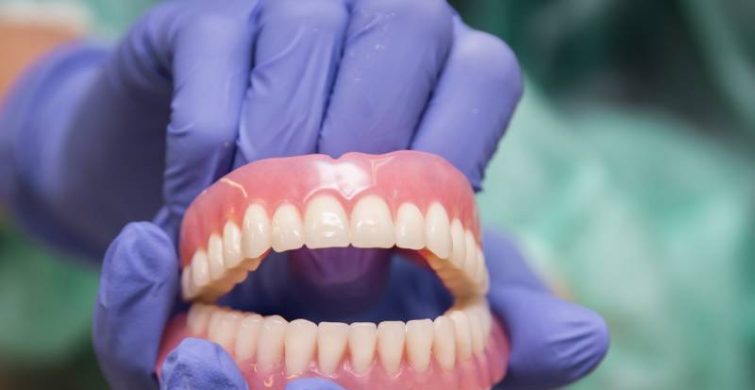 Протезирование зубов: основные отличия съемных конструкций от постоянных itemprop=