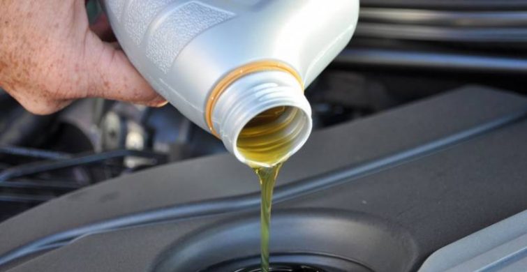 Как меняют масло в двигателе автомобиля itemprop=