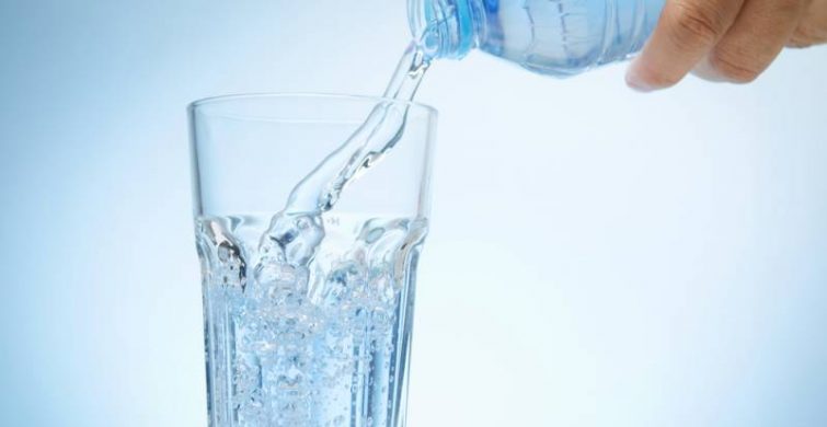 Выиграть битву с морщинами поможет питьевая вода, — дерматолог Рейчел Назарян itemprop=