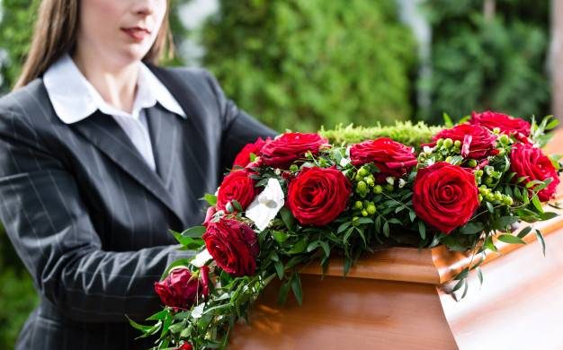 Прощальный поцелуй: можно ли на похоронах отказаться от прикосновения устами к покойнику