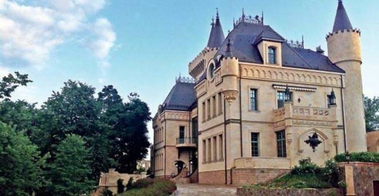 Замок в Грязи под арестом: Максим Галкин* и Алла Пугачева 5 лет жили в долгах