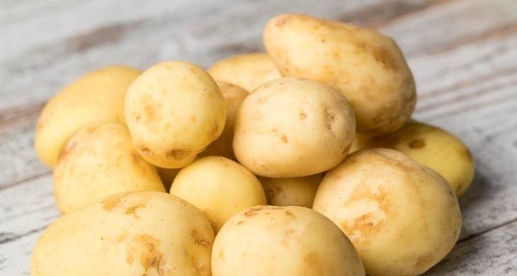 Быстрый способ чистки ведра молодого картофеля за 5 секунд: как это можно сделать