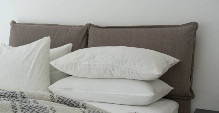 Снова чистые и белые: как очистить подушки от желтых пятен и неприятного запаха