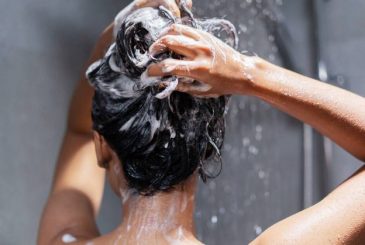Неудачная прическа: почему нельзя мыть волосы по всей длине