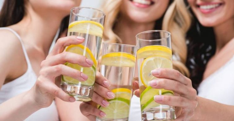 Зачем пить лимонную воду и в чем ее польза для здоровья