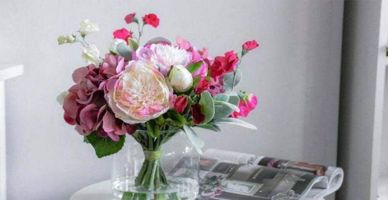 Создаем уют в квартире зимой: какие цветы будут красиво смотреться в вазе itemprop=