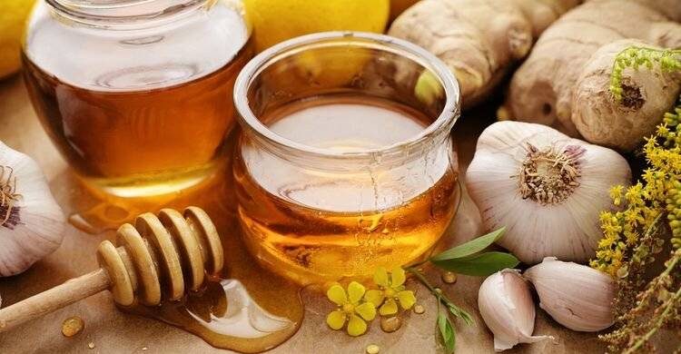 Народные рецепты: как натуральный мед и чеснок помогают при ОРВИ