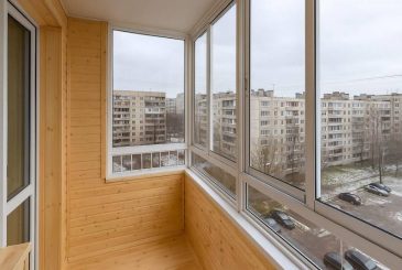 Холодное остекление балкона в СПб: когда это оправдано, а когда — деньги на ветер?