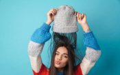 Как сохранить шикарный объем волос под шапкой: 7 проверенных решений